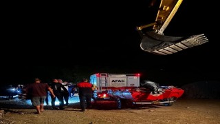 Kezer Çayında mahsur kalan genç, kepçeyle kurtarıldı