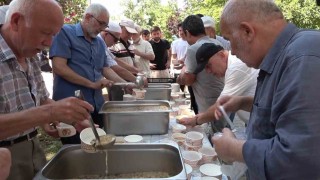 Kiremitçi Sinanbey Camide bin 500 kişilik aşure ikramı