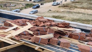 Kiremitlerin altında kalan 2 işçi yaralandı