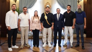 Kırkpınar Başpehlivanı Taş’tan Antalya Valisi Hulusi Şahin’e Ziyaret