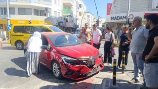 Kırmızı ışık ihlali yapan otomobil kamyonetle çarpıştı