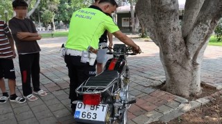 Kırmızı ışıkta geçen ehliyetsiz motosiklet sürücüsüne 85 bin TL para cezası