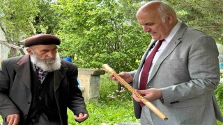 Kızılcahamam Belediye Başkanı Acar, 93 yaşındaki baston ustasını ziyaret etti