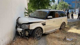 Kontrolden çıkan cip, kaldırımda yürüyen vatandaşa çarptı: 1i ağır 2 yaralı