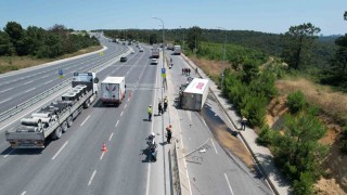 Kontrolden çıkan market kamyonu çevre yolundan yan yola devrildi