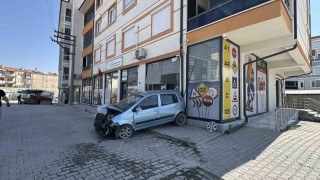 Kontrolden çıkan otomobil araçlara ve iş yerine zarar verdi