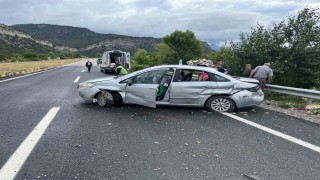 Kontrolden çıkan otomobil demir bariyerlere çarptı: 5 yaralı