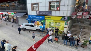 Kontrolden çıkan otomobil iş yerine daldı, facianın eşiğinden dönüldü
