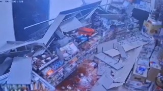 Kontrolden çıkan otomobil markete daldı, vatandaşlar ölümden döndü