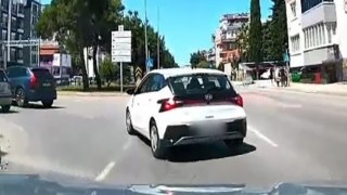 Kontrolsüz şerit değiştiren sürücü kazaya davetiye çıkardı