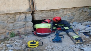 Konyada duvar arasında kalan kediye itfaiyeden 9 saatlik kurtarma operasyonu