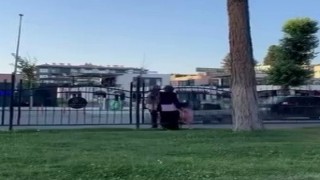 Korkuluğu aşıp trafiği tehlikeye attılar