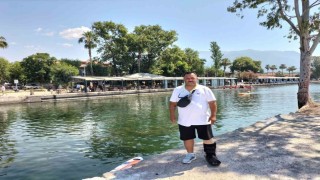 Köyceğizli muhtar Yorulmaz, kırık ayağı ile görevini sürdürüyor