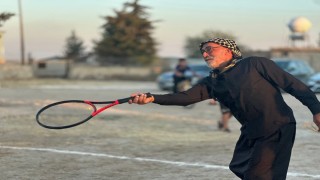 Köylülerin toprak kortta tenis keyfi