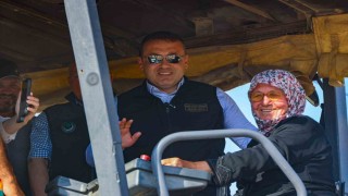 Köyünün sıcak asfaltını 73 yaşındaki Emine teyze döktü