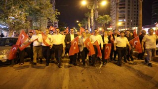 Kozanda vatandaşlar Türk bayrakları ile 15 Temmuzun yıldönümünde meydanlarda