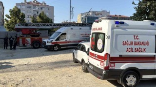 Küçükçekmecede 3 aydır maaş alamayan işçiler inşaatın tepesine çıktılar