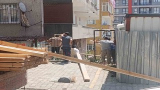 Küçükçekmecede inşaat çalışması sırasında merdiven çöktü: Evlerinde mahsur kalan vatandaşları itfaiye kurtardı