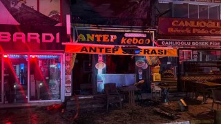 Küçükçekmecede restoranın bacasında çıkan yangın 5 katlı binaya sıçradı