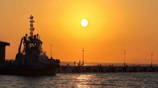 Kuşadası, gün batımında kızıla boyanıyor