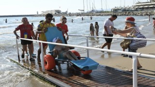 Kuşadası'nda engelsiz plaj uygulamasıyla deniz keyfi herkes için erişilebilir oldu