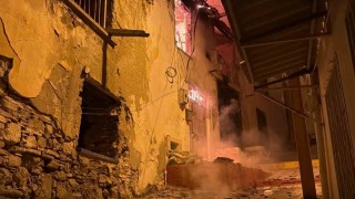 Kuşadasında gece yarısı korkutan yangın: Yanlış parklar itfaiyeyi geciktirdi