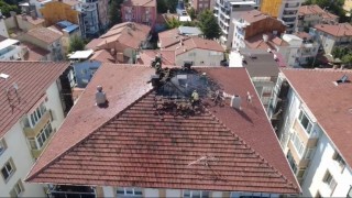 Kütahyada yıldırım düşen çatıda yangın çıktı