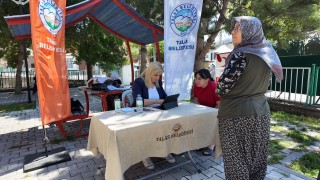 Kütüphane geziyor, çocuklar hem okuyor hem eğleniyor