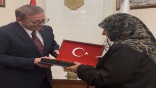 Makam Aracındaki Türk Bayrağını Öpen Teyzeyi Vali Makamında Ağırladı
