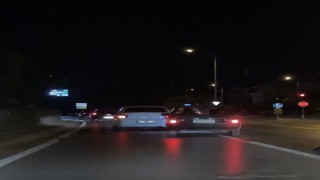 Makas atan sürücü hem yanındakileri hem trafiği tehlikeye attı
