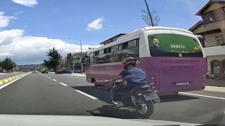 Makas attı, egzozu bağırttı: Plakasız motosikletli trafikte tehlike saçtı