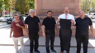 Malatyada anıttaki figüre pantolonlu tepki