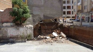 Malatyada göçük sonrası mühürlenen apartmandan kopan parçalar paniğe neden oldu