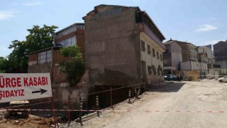 Malatyada kazı sırasında temelinde göçük meydana gelen apartman boşaltıldı