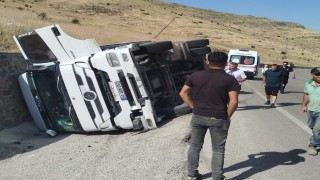 Malatyada kontrolden çıkan tır devrildi