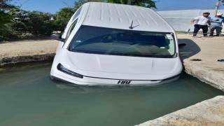 Manavgat'ta hafif ticari araç sulama kanalına düştü