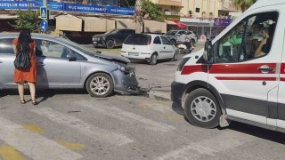Manavgatta otomobiller çarpıştı, sürücüler yaralandı
