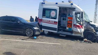 Mardinde ambulans, tır ve otomobilin karıştığı kazada 3 kişi yaralandı