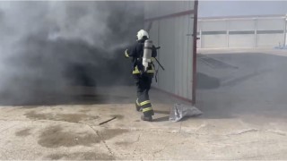 Mardinde bir depoda çıkan yangında iş makinesi yandı