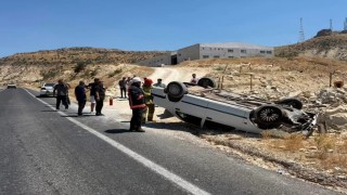 Mardin'de otomobil takla attı: 2 yaralı