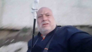 Meriç Nehrinde yakaladığı 30 kiloluk yayın balığını nehirde oltası ile gezdirdi