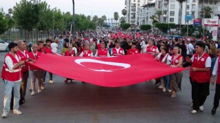 Mersinde 15 Temmuz yürüyüşü düzenlendi, demokrasi nöbeti tutuldu