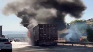 Mersinde 24 ton çikolata yüklü tır yandı