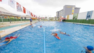 Mersinde 7den 77ye herkes yüzme kurslarında buluşuyor