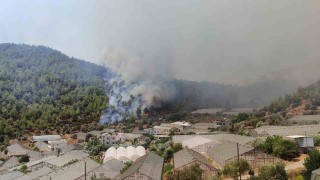Mersinde alevlerin yerleşim yerlerine sirayet etmemesi için ekipler yoğun çaba harcıyor