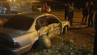 Mersin'de Otomobil ile Kamyonet Çarpıştı: 2 Sürücü Yaralandı