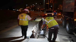 Mersinde yağmur suyu hatları temizleniyor