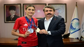 Milli tekvandocu Hatice Kübra İlgün, madalya sevincini yıldırım belediye başkanı oktay yılmazla paylaştı