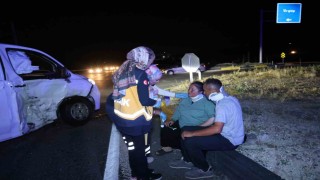 Minibüs ile hafif ticari araç çarpıştı: 5 yaralı