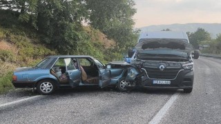 Minibüs ile otomobil çarpıştı 2 yaralı